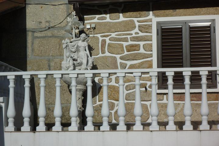 132- Detalhe do candeeiro em Parada do Monte.JPG